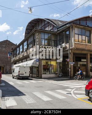 Ferrara, Italien. 6. August 2020. Das städtische Marktgebäude in der Innenstadt Stockfoto