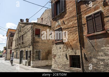 Ferrara, Italien. 6. August 2020. Die charakteristischen alten Häuser im Stadtzentrum Stockfoto