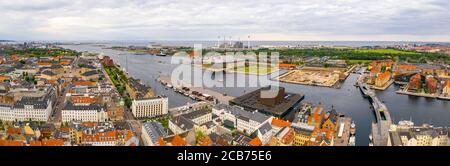 Luftaufnahme von Tivoli Gardens Vergnügungspark und Nyhavn Bezirk mit Kanälen in Kopenhagen, Dänemark Stockfoto