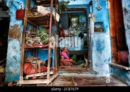 Bundi Indien - August 2020: Eine Frau, die am 9. August 2020 in Bundi, Rajasthan, vor ihrer Haustür in einer Straße in der Altstadt von Bundi arbeitet. Indien Stockfoto