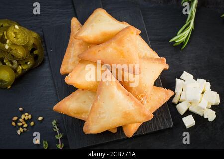 Hausgemachte Samosas mit Chutneys Diwali Snacks, selektive Fokus. Jalapenos Käse samosa. Stockfoto