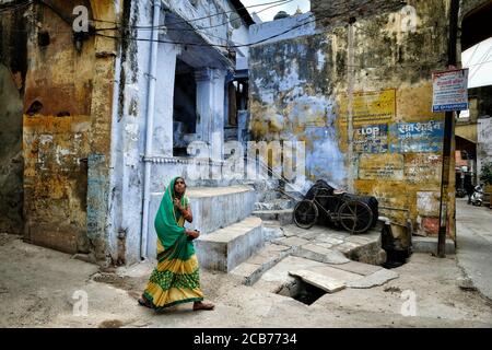 Bundi Indien - August 2020: Eine Frau, die am 9. August 2020 in Bundi, Rajasthan, eine Straße in der Altstadt von Bundi entlang geht. Indien Stockfoto