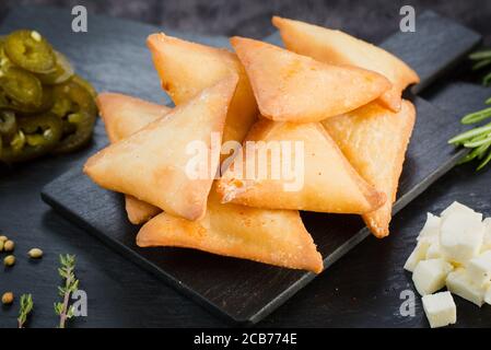 Hausgemachte Samosas mit Chutneys Diwali Snacks, selektive Fokus. Jalapenos Käse samosa. Stockfoto