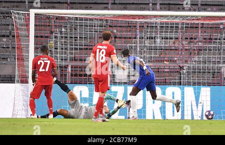 firo Fußball: 08.08.2020 FC Bayern München, München - FC Chelsea 1/8 Rückspiel UEFA Champions League 2: 1 Tor von links nach rechts David Alaba, Torwart Manuel Neuer (Bayern), Leon Goretzka, goalschuetze Tammy Abraham (Chelsea) Preiss/Witters/Pool/via/firosportphoto (Verwendung weltweit Stockfoto