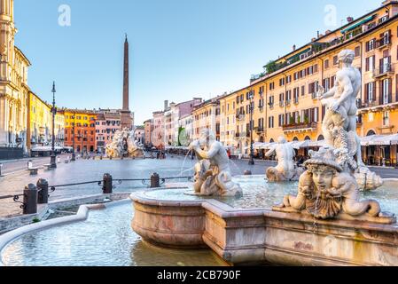 ROM, ITALIEN - 7. MAI 2019: Sonniger Morgen auf dem Navona Platz, italienisch: Piazza Navona, der romantischste Ort in Rom, Italien. Stockfoto