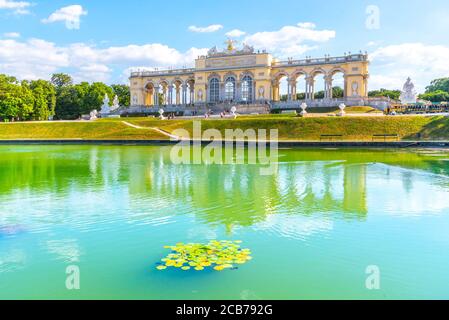 WIEN, ÖSTERREICH - 23. JULI 2019: Die Gloriette im Schlosspark Schönbrunn, Wien, Österreich. Vorderansicht und Wasserspiegelung. Stockfoto