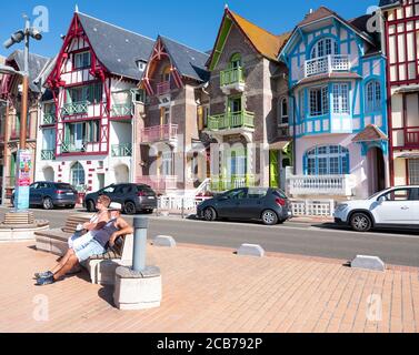 boulevard mit Menschen und bunten Häusern von Mers les bains In der französischen normandie Stockfoto