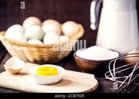 Eigelb mit Zucker, typisch für Brasilien und Portugal, Quindim oder Brisa de Liz genannt. Stockfoto