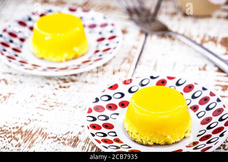 Quindim, ein kleiner brasilianischer Eierpudding, mit Zucker und geriebener Kokosnuss. Stockfoto