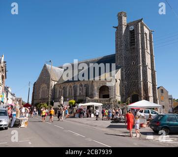 Menschen an Marktständen in der Nähe der Kirche von ault auf französisch normandie Stockfoto