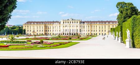 WIEN, ÖSTERREICH - 23. JULI 2019: Schloss Schönbrunn, Deutsch: Schloss Schönbrunn, und großer Parterre - Französischer Garten mit schönen Blumenbeeten, Wien, Österreich Stockfoto