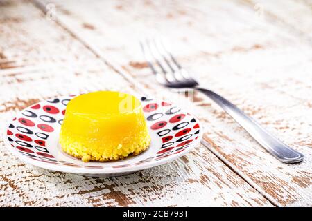 Quindim, ein kleiner brasilianischer Eierpudding, mit Zucker und geriebener Kokosnuss. Stockfoto