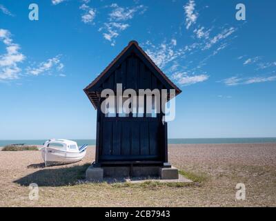 Eine schwarze Holzschutzhütte am Kiesstrand Aldeburgh Suffolk UK im Sommer Stockfoto