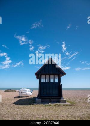 Eine schwarze Holzschutzhütte am Kiesstrand Aldeburgh Suffolk UK im Sommer Stockfoto