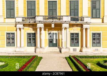 WIEN, ÖSTERREICH - 23. JULI 2019: Schloss Schönbrunn - Deutsch: Schloss Schönbrunn. Architektonisches Detail der gelben Fassade Stockfoto