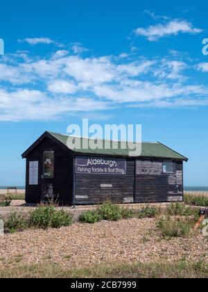 Aldeburgh Angelausrüstung und Köder Shop in einem Schuppen am Strand bei Aldeburgh Suffolk UK, Stockfoto