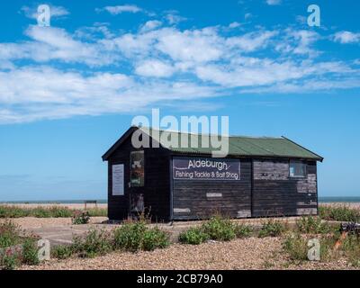 Aldeburgh Angelausrüstung und Köder Shop in einem Schuppen am Strand bei Aldeburgh Suffolk UK, Stockfoto