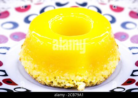 Quindim, ein kleiner brasilianischer Eierpudding, mit Zucker und geriebener Kokosnuss. Stockfoto