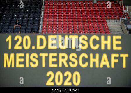 Braunschweig, Deutschland. August 2020. Spielfilm, Anzeigetafel mit '120. Deutsche Meisterschaft 2020' im leeren Stadion-Halbfinale 1500m für Männer, am 08.08.2020 Deutsche Leichtathletik-Meisterschaften 2020, ab 08.08. - 09.08.2020 in Braunschweig/Deutschland. Â Nutzung weltweit Credit: dpa/Alamy Live News Stockfoto