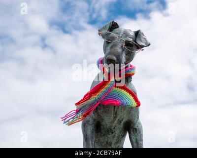 Snooks Memorial, Jack Russel Hundestatue in Aldeburgh Suffolk UK, Dressing in einem Schal und Brille Stockfoto