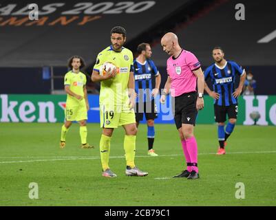 Jorge Molina (FC Getafe) kurz vor seiner Strafe, Rechtsreferent Anthony Taylor (eng) Fußball Europa League, Runde 16, Inter Mailand-FC Getafe 2-0, am 08/05/2020 in Gelsenkirchen/Veltins Arena. Foto: Team2 Sportfoto/Pool via Sven Simon Fotoagentur GmbH & Co. Pressefoto KG # Prinzessin-Luise-Str. 41 # 45479 M uelheim/R uhr # Tel 0208/9413250 # Fax. 0208/9413260 # GLS Bank # BLZ 430 609 67 # Kto. 4030 025 100 # IBAN DE75 4306 0967 4030 0251 00 # BIC GENODEM1GLS # www.svensimon.net ## die UEFA-Vorschriften verbieten die Verwendung von Fotografien als Bildsequenzen und/oder quasi-Video ## Impressum Stockfoto