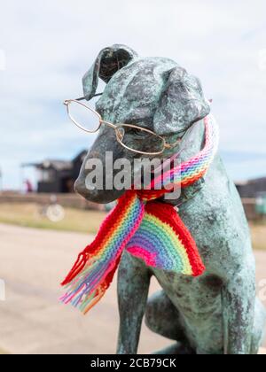 Snooks Memorial, Jack Russel Hundestatue in Aldeburgh Suffolk UK, Dressing in einem Schal und Brille Stockfoto