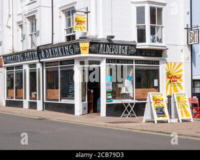 Das Thai Street Cafe und die Beschilderung in Aldeburgh Suffolk UK Stockfoto