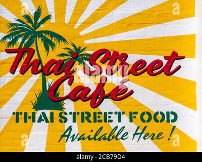 Das Thai Street Cafe und die Beschilderung in Aldeburgh Suffolk UK Stockfoto