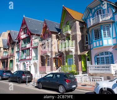 boulevard mit Autos und bunten Häusern von Mers les bains In der französischen normandie Stockfoto