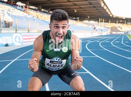 Braunschweig, Deutschland. 08.Aug 2020. Jubilationssieger Deniz ALMAS, 1. Platz, VfL Wolfsburg, Herren-100m-Finale, am 08.08.2020 Deutsche Leichtathletik-Meisterschaften 2020, ab 08.08. - 09.08.2020 in Braunschweig/Deutschland. Â Nutzung weltweit Credit: dpa/Alamy Live News Stockfoto