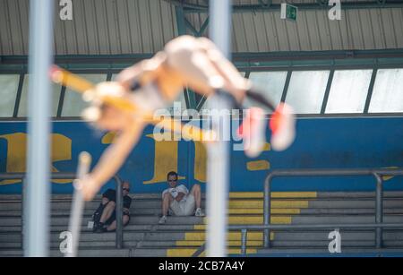Braunschweig, Deutschland. August 2020. Feature, zwei Supervisoren in den Ständen Blick auf eine Speingerin. Damen-Stabhochsprung, am 08.08.2020 Deutsche Leichtathletik-Meisterschaften 2020, ab 08.08. - 09.08.2020 in Braunschweig/Deutschland. Â Nutzung weltweit Credit: dpa/Alamy Live News Stockfoto