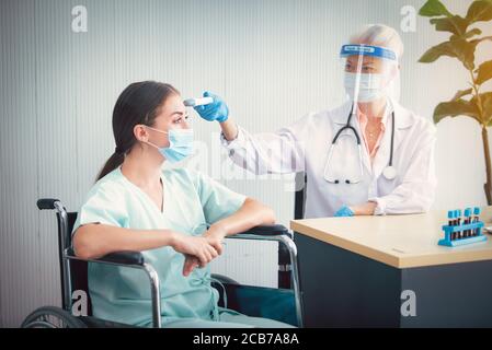 Porträt einer älteren Frau Arzt trägt Gesichtsschutz und Beratung mit Frauen Patienten im Zimmer im Krankenhaus. Gesundheitskonzept Stockfoto
