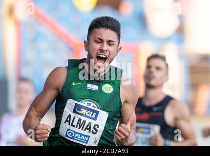 Braunschweig, Deutschland. 08.Aug 2020. Jubilationssieger Deniz ALMAS, 1. Platz, VfL Wolfsburg, Herren-100m-Finale, am 08.08.2020 Deutsche Leichtathletik-Meisterschaften 2020, ab 08.08. - 09.08.2020 in Braunschweig/Deutschland. Â Nutzung weltweit Credit: dpa/Alamy Live News Stockfoto