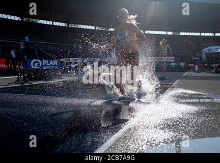 Braunschweig, Deutschland. August 2020. Feature, Lea MEYER (VfL Loeningen) am Wassergraben, Action, 3000m Hindernis Frauen, am 08.08.2020 Deutsche Leichtathletik Meisterschaften 2020, ab 08.08. - 09.08.2020 in Braunschweig/Deutschland. Â Nutzung weltweit Credit: dpa/Alamy Live News Stockfoto