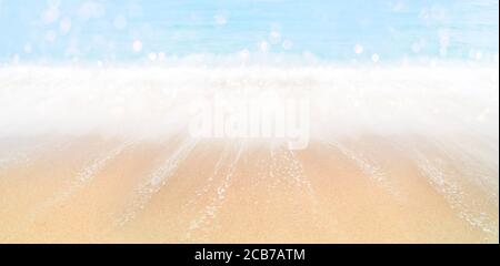 Sommer Urlaub Reise Hintergrund Design. Verschwommener Sand und Meereslandschaft Banner. Tropischer Sandstrand mit Meereswellen Bokeh. Stockfoto