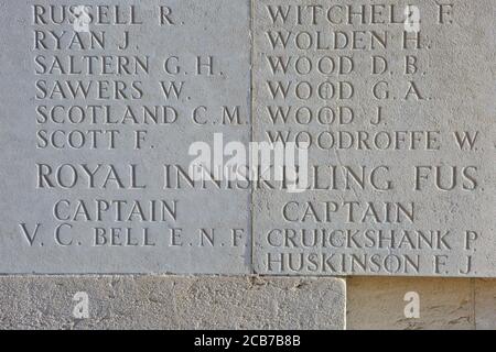 Erwähnung des nordirischen VC-Empfängers Kapitän Eric Norman Frankland Bell (1895-1916) am Thiepval Memorial to the Missing In Frankreich Stockfoto