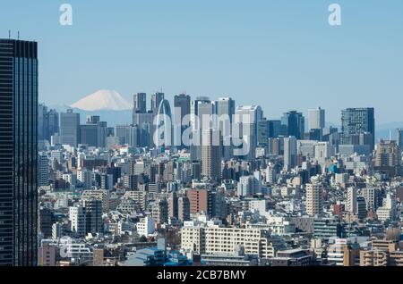 Blick auf die Shinjuku Skyline und den Fuji von der Aussichtsplattform des Bunkyo Civic Building, Tokio, Japan Stockfoto