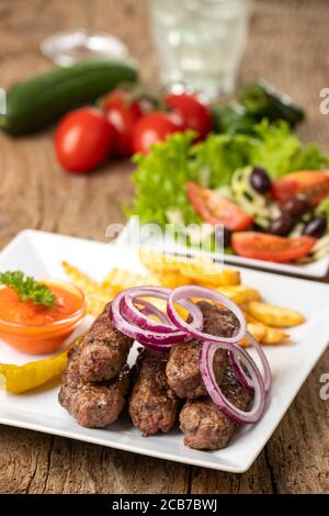 Cevapcici auf dem Teller auf dem Holz Stockfoto