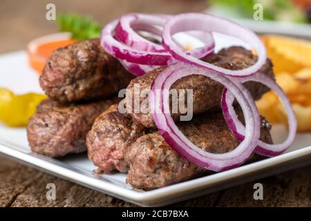 Cevapcici auf dem Teller auf dem Holz Stockfoto