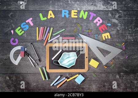 Es ist zurück zur Schule, Coronavirus, covid-19, Virus, Information, Info, Maske, Schule Stockfoto