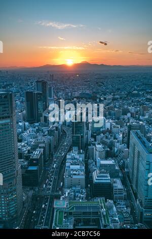 Tokio, Japan - 16. November 2019: Shibuya Scramble Square wurde im November 2019 in Shibuya, Tokio, Japan eröffnet. Auf dem Dach kann man 'Shibuya Sky' Charg nehmen Stockfoto