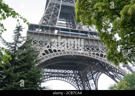 PARIS, FRANKREICH - 06. Mai 2017: Nahaufnahme des Eiffelturms bei Tageslicht, für industrielle Details abgeschnitten, Rahmen mit Bäumen Stockfoto