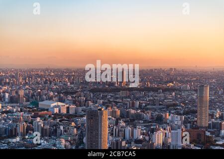 Tokio, Japan - 16. November 2019: Shibuya Scramble Square wurde im November 2019 in Shibuya, Tokio, Japan eröffnet. Auf dem Dach kann man 'Shibuya Sky' Charg nehmen Stockfoto
