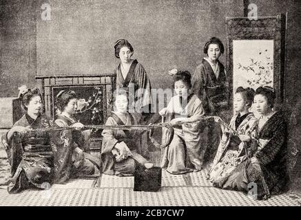 Altes Foto. Japanische Bräuche und Traditionen, Geishas spielen die Shamisen, Tokio. Japan. Alte XIX Jahrhundert gravierte Illustration von La Ilustracion Española y Americana 1894 Stockfoto