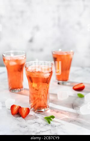Erfrischendes Sommergetränk mit Erdbeere in Gläsern auf Weiß Stockfoto