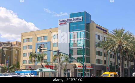 ANAHEIM, CA, USA - 02. Okt 2019: Das neue Marriott Springhill Suites Hotel im Anaheim Resort, umgeben von Palmen. Stockfoto