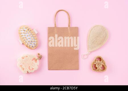 Set aus nachhaltigen Toilettenartikeln und Badeprodukten auf rosa Hintergrund. Umweltfreundliches Konzept ohne Verschwendung. Stockfoto