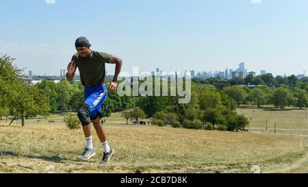 London, Großbritannien. 11. August 2020. UK Wetter: Parvas Chow, ein 19-jähriger Student, übt Bergsprints auf Primrose Hill bei Temperaturen von 34C. Die Prognose ist, dass sich die Hitzewelle fortsetzt, bevor gegen Ende der Woche Gewitter eintreffen. Kredit: Stephen Chung / Alamy Live Nachrichten Stockfoto