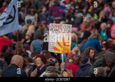 Große Menschenmenge während eines Protestes von Mitgliedern der Extinction Rebellion gegen die Durchsetzung des Section 14 Public Order Act am Trafalgar Square London. Stockfoto