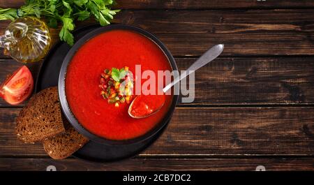 Draufsicht auf einen Teller mit sommerlicher, kalter Gazpachosuppe Aus rohen Tomaten und Gemüse mit Kopierplatz Stockfoto